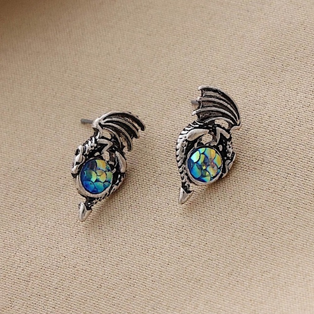 🐉 ✨3 for$20✨NWT Dragon & Egg Stud Earrings✨🐉